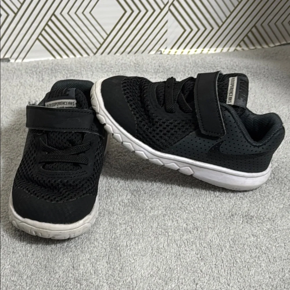 Nike‎ sneakers Black and White tennis shoes  Breathable Mesh size 6 lightweight